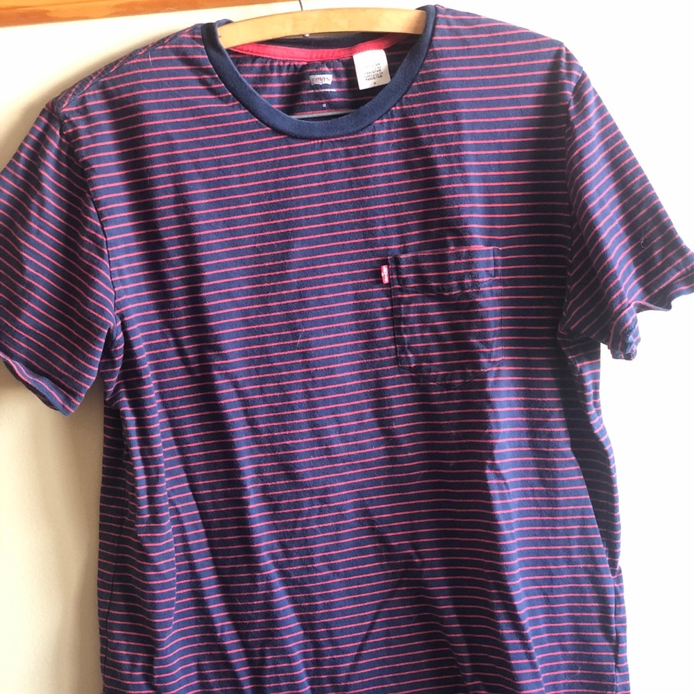Levies tee